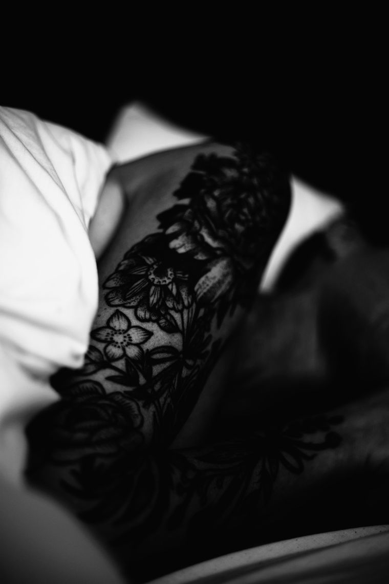 Feuillages continus, respiration de peau nue entre les motifs.