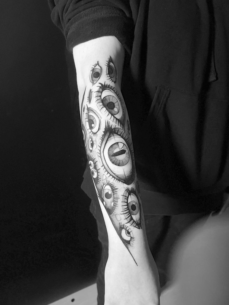 Motifs oculaires et volutes, contraste dur assumé.
